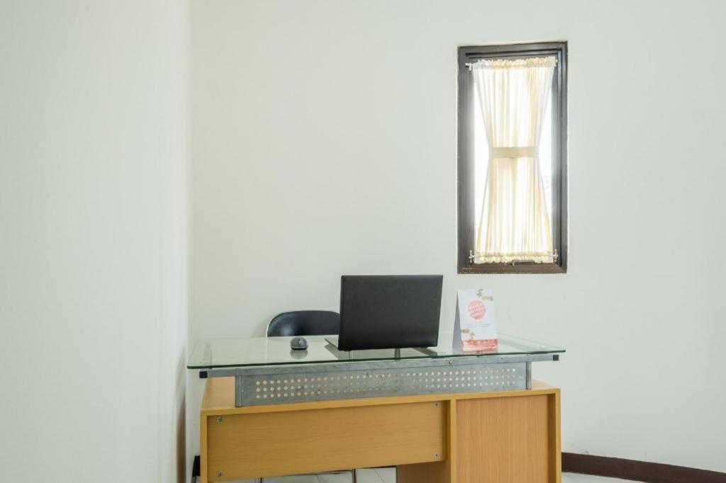 Oyo 1460 Anyelir Residence Чиребон Екстер'єр фото